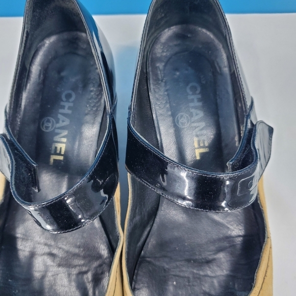CHANEL tan and black Mary Jane flats 40 - Picture 11 of 16